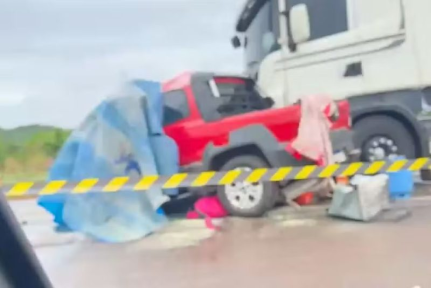Strada bate de frente com carreta e deixa dois mortos na BR-364