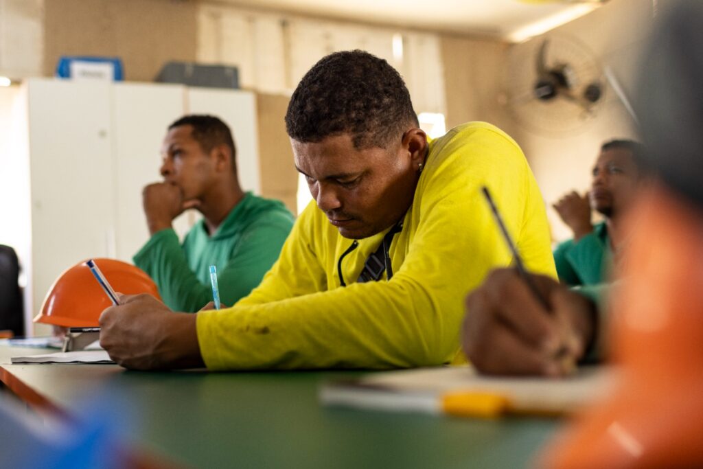 Escola Nota 10 leva educação para canteiros de obras em Cuiabá