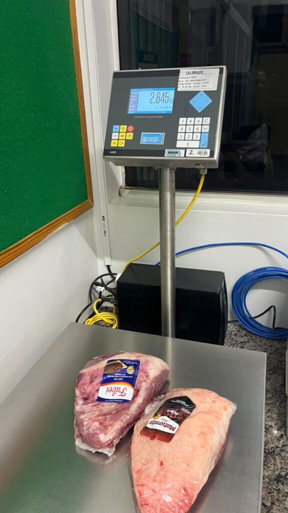 Funcionário é flagrado com duas peças de picanha escondidas na mochila