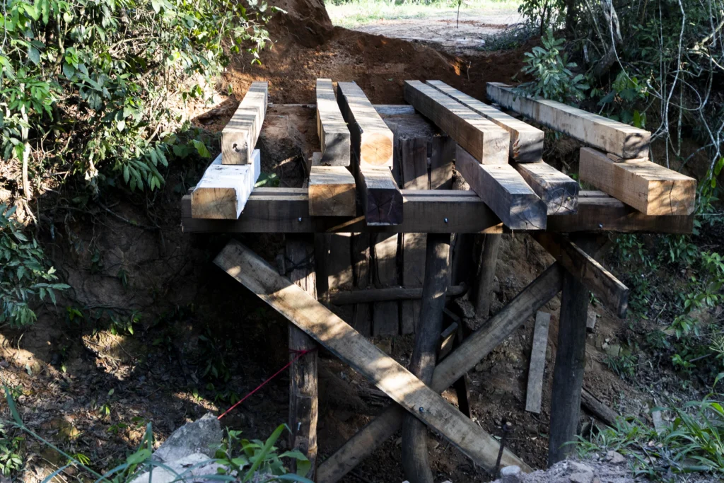Prefeitura de Campo Verde executa reconstrução de ponte de madeira na Serra de São Vicente