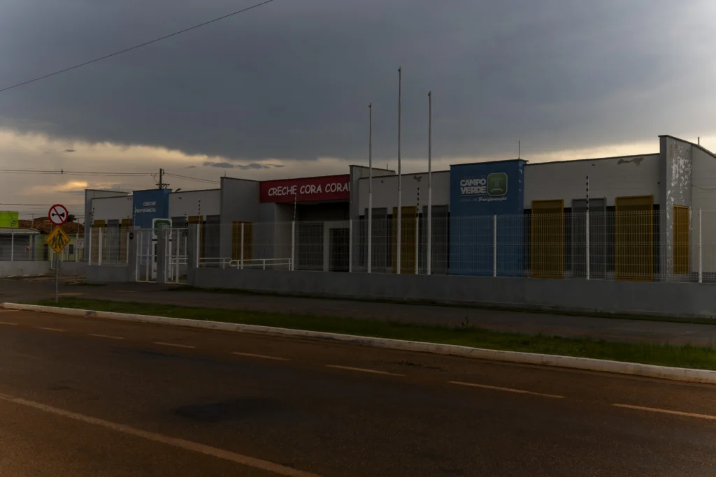 Queda de avião agrícola suspende atividades em creche e posto de saúde em Campo Verde