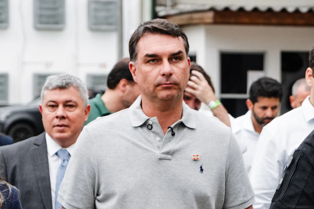 PF apura possível saída de Flávio Bolsonaro do Brasil, mas aliados negam viagem