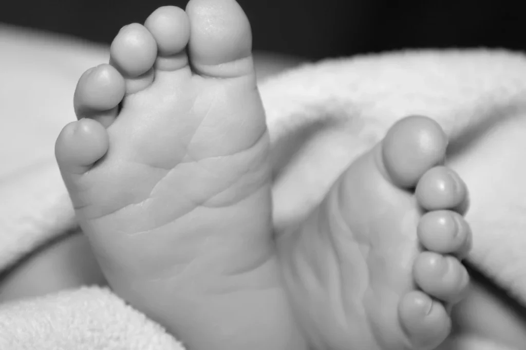 Bebê de 1 ano morre e polícia investiga suspeita de violência física em VG