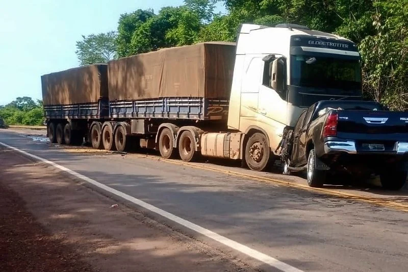 Pais, filha e criança morrem em colisão entre Hilux e carreta em MT