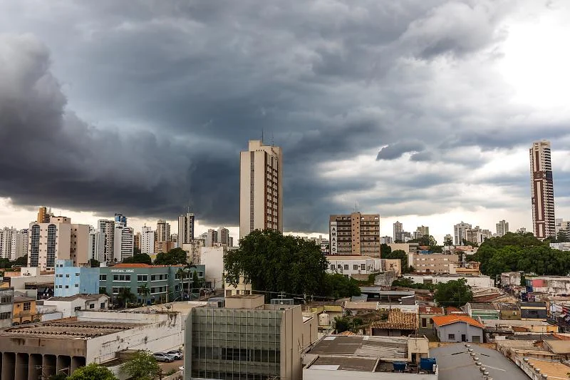 Após dias de calor, chuva deve voltar a Cuiabá na metade da semana